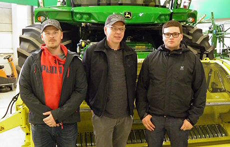 4-vetoisen John Deere silppurinsa äärellä Janne ja Pekka Sirviö sekä Mikko Toivanen (oik.)