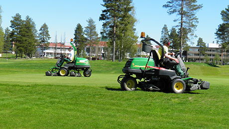 JD 2500 leikkureita on käytössä seitsemän konetta.