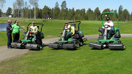 Kenttämestari Sanna Polvinen ja asiakkuuspäällikkö Matti Jylhänlehto ohjeistavat John Deere 2500 kuljettajia.