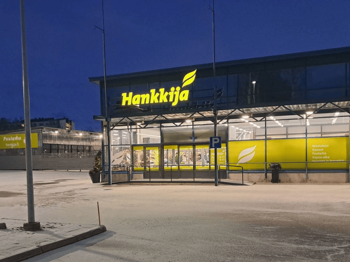 Mikkelin myymälän julkisivu etuovelta