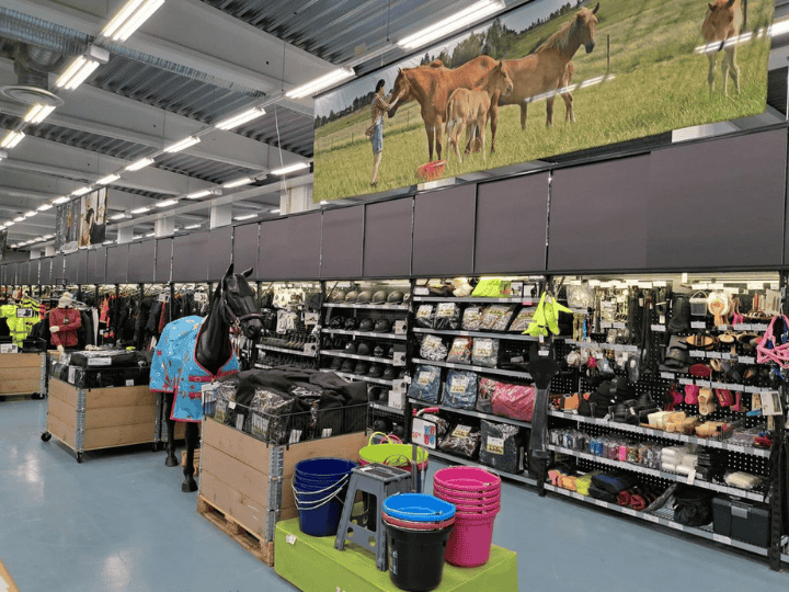 Mikkelin myymälän hevostarvikkeita