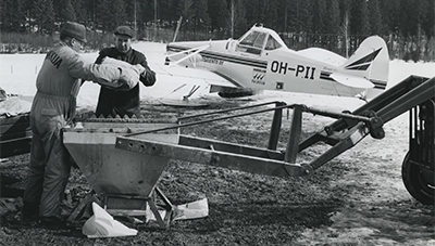 Hankkijan lentokoneeseen lastataan metsälannoitetta.