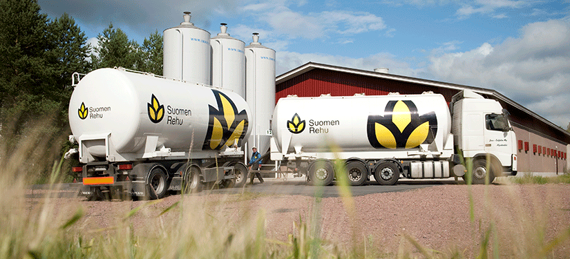 Foder lastbil på svingården