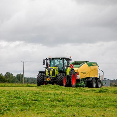 Kesän demokiertueella paalattiin Claas Arion 660 CMATIC -traktorilla ja Krone Comprima CV 150 XC Plus -paalaimella.