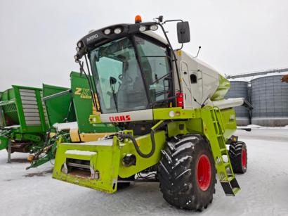 Claas Avero 240 -leikkuupuimuri C430-leikkuupöydällä