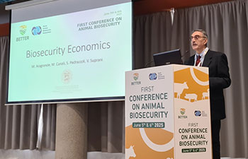 Konferenssin tärkeintä antia olivat lukuisat asiantuntijaesitykset. Professori Maurizio Aragrande Bolognan yliopistosta Italiasta