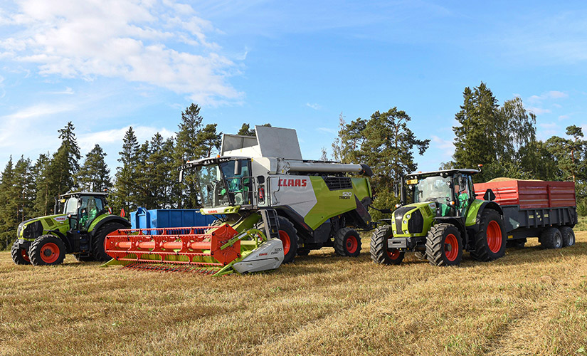 Metsä-Paavolan tilan konetyöt hoituvat tehokkaasti tänä vuonna hankitulla Claas-laivueella.