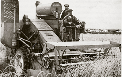 Hankkija toi Suomeen ensimmäisen itsekulkevan Massey-Harris - leikkuupuimurin 1950.