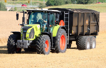 Koneviesti kokeili Claas Arion 650 CIS Hexashift-traktoria syksyn 2023 töissä. Traktorilla vedettiin kultivaattoreita, perävaunuja ja kylvökonetta yht