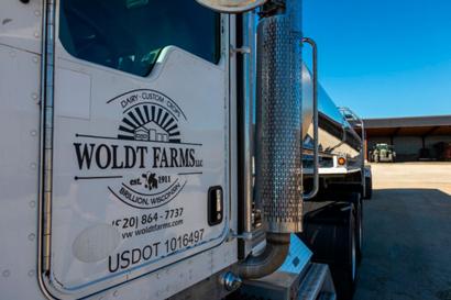 Woldt Farms -logo rekan kyljessä