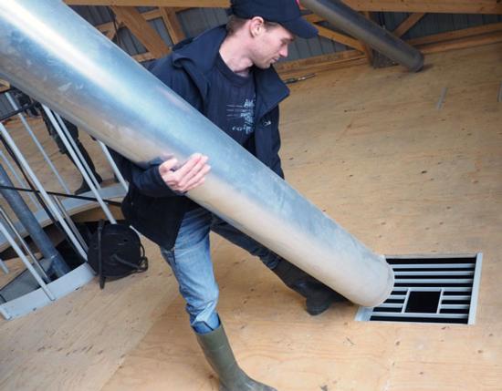 Kuivaamon yläosassa joutuu edelleen käymään siirtämässä viljansyöttöputket siilosta toiseen