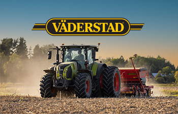 Claas-traktori vetää perässään Väderstadin kylvökonetta.