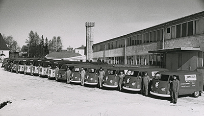 Hankkijan huoltoautot Turun konttorin pihalla 1960.