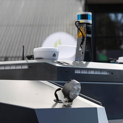 Katolla oleva LiDAR-anturi valvoo 360 astetta ympäristöä. Ajolinjat ja reititys suunnitellaan pilvipalvelussa.