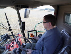 Lauri Hantula sanoo oppineensa John Deere S680i leikkuupuimurinsa hallinnan nopeasti.