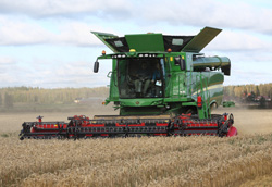 John Deere S680i on vaikuttava ilmestys. 480 hevosvoimaa ei kysele, vaan menee eikä meinaa.
