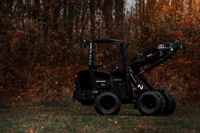 Norcar-pienkuormain syksyisessä taustassa.