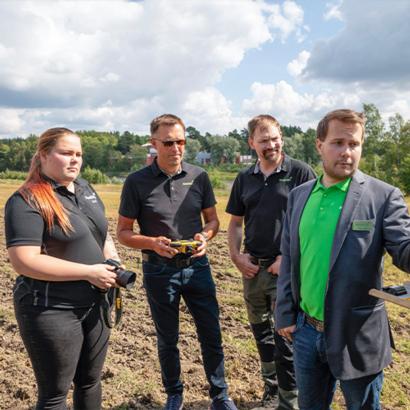 Samu Vuorela esitteli robottitraktoria Hankkijan väelle elokuussa.
