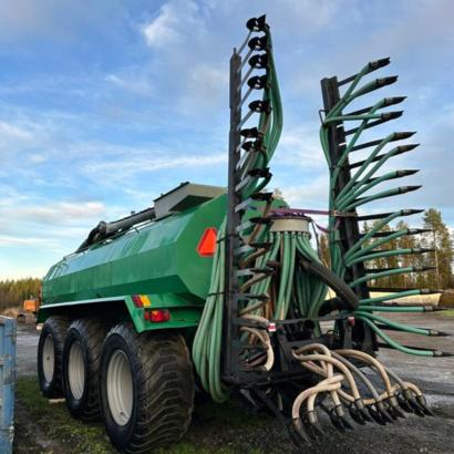 Agronic 25M3 -lietevaunu pumppukuormaajalla ja multaajalla