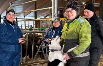 Ruokinta-asiantuntijat Tiina Hakala ja Ann Henriksson, maidontuottajat Meri ja Heikki Äijö sekä heidän koiransa Paha.