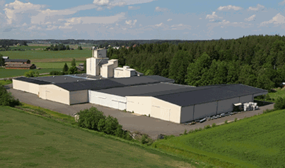 Alastaron siemenkeskus peltomaisemassa