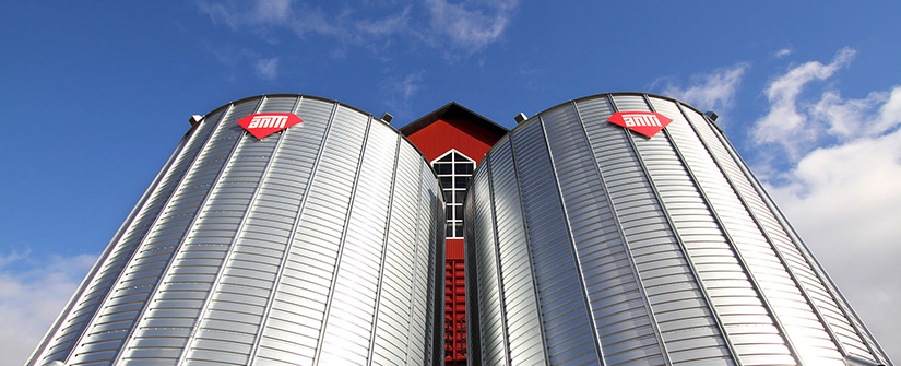 Antti-Teollisuuden siilot vierekkäin. Jylhinä.