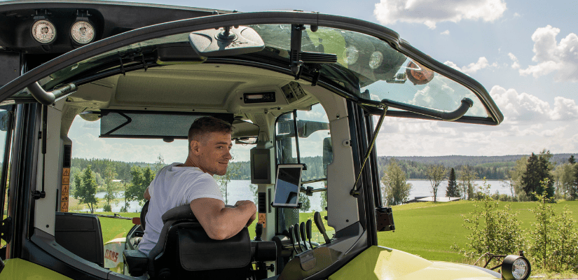 mies ajaa Claas traktorilla