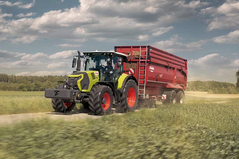Claas Arion 5 -traktori vetää perässään kärryä.