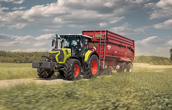 Claas Arion 5 -traktori vetää perässään kärryä.