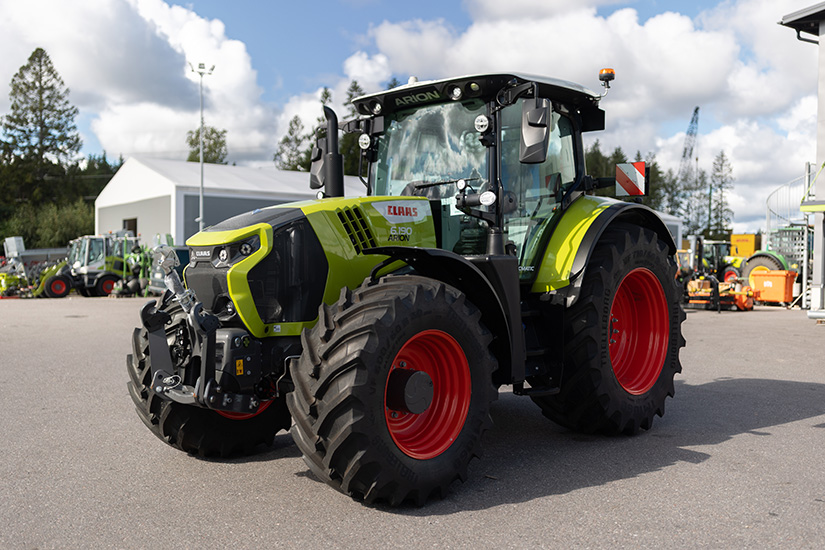 Claas Arion 6.190 -traktori pönöttää Hankkijan Turun maahantulohuollon pihalla. Aurinko paistaa. Elämä hymyilee.