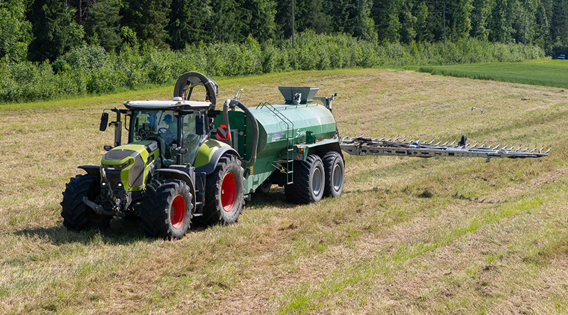 CLAAS AXION 8 -traktori vetää Agronicin lietevaunua.