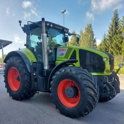 CLAAS AXION 920 CMATIC -traktori etunostolaitteella