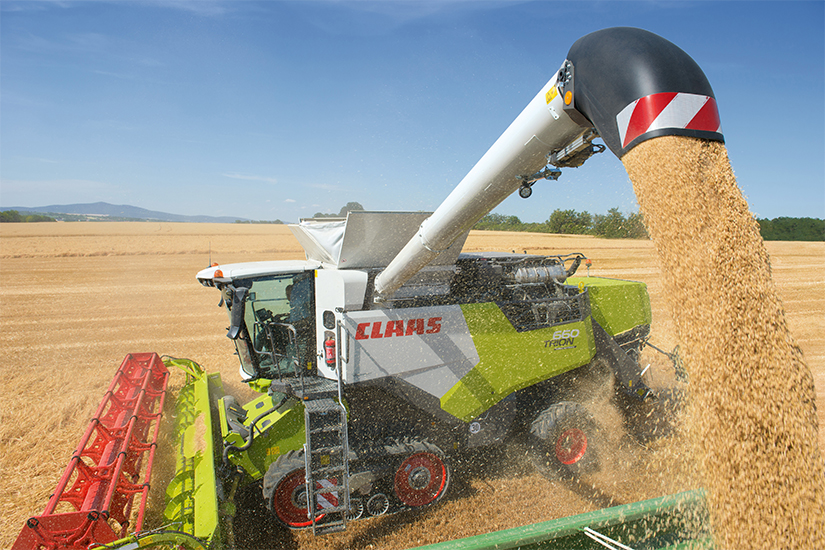 Claas TRION -puimuri pellolla aurinkoisena kesäpäivänä.