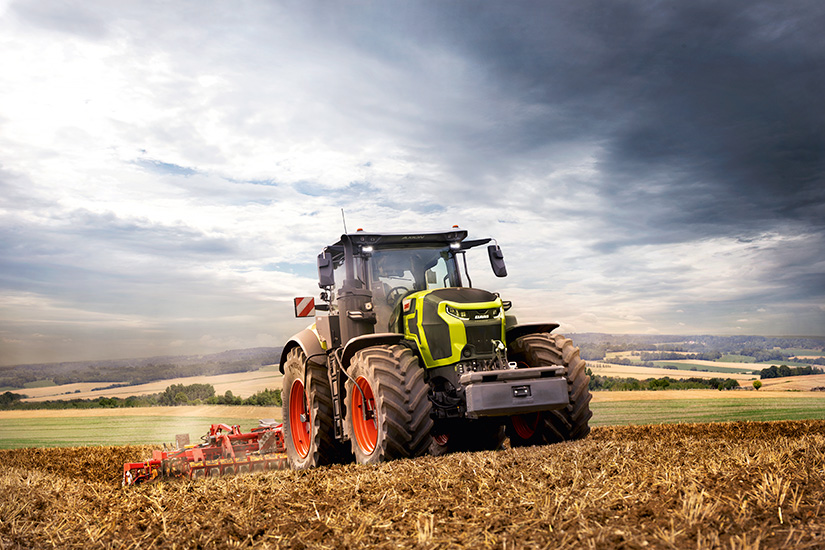 Claas Axion 9 -traktori sänkipeltoa äestämässä.