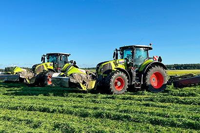Claas Axion 850 ja Claas Axion 870 vierekkäin, niittomurskaimet kiinnitettynä.