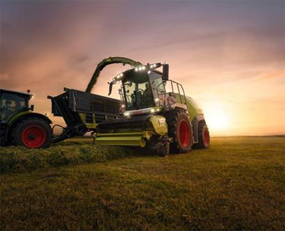 Claas Jaguar 1000 -ajosilppuri auringonlaskussa.