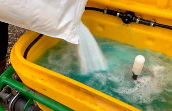 YaraVita CROPLIFTin sekoittaminen veteen