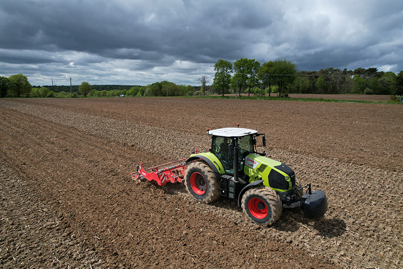 Claas-traktori, jonka katolla on CHCNAVin gps-yksikkö.