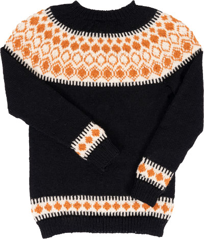 Mustapohjainen villapaita, jossa oranssi-valkoinen ProHumi-kuvio yläosassa ja helmassa.