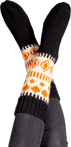 Mustat villasukat, joissa oranssi-valkoinen ProHumi-kuvio varressa.