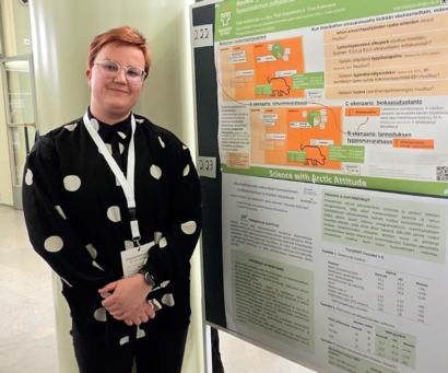 Agrologi Emilia Pirinen esittelee luomulehmien ruokintaa käsittelevää tutkimustaan.