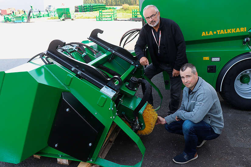 Antti ja Mikko Alatalkkari SLR-1200-harjalevittimen vierellä.