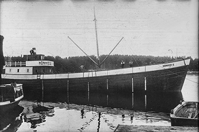 Puinen rahtialus vuodelta 1915