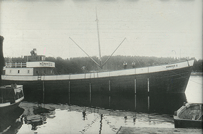 Puinen rahtialus vuodelta 1915