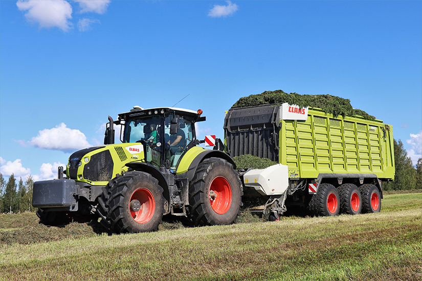 Traktorin perässä Claas Cargos noukinvaunu