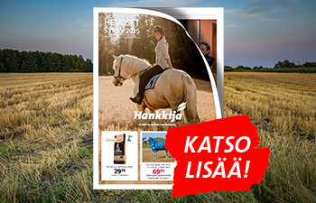 Hankkija Hevoset-kuvaston kansikuva, kuvituskuva. Naisoletettu katsoo kameraa pellolla kimon hevosen selässä istuen.