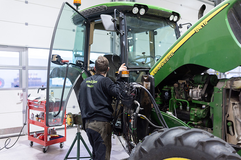 Hankkijan Huollossa huolletaan myös John Deere -koneita, kuten tässäkin kuvassa.