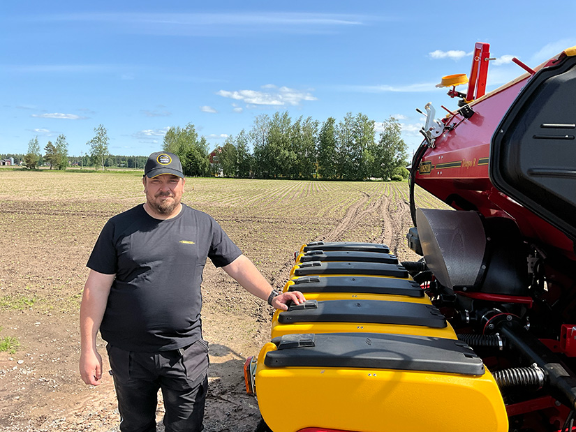 Petri Suutari nojaa Väderstad Tempo -kylvökoneeseen.