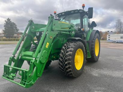 John Deere 6155R -traktori etukuormaajalla