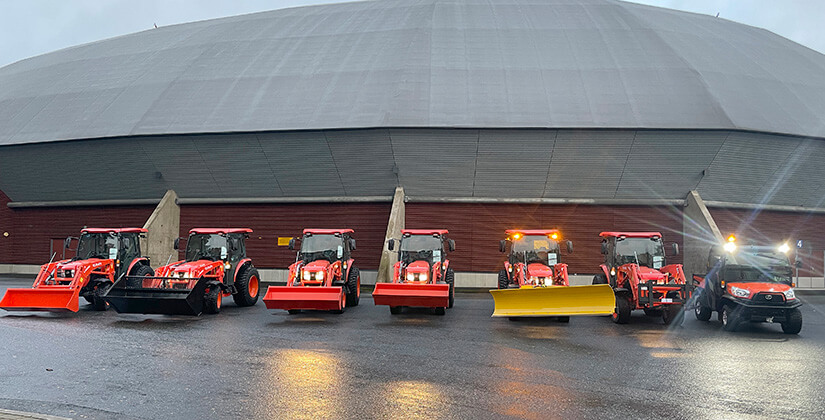 Rivissä kuusi kappaletta Kubota L2-522 -kiinteistönhoitotraktoria sekä Kubota RTV -lava-ajoneuvo.